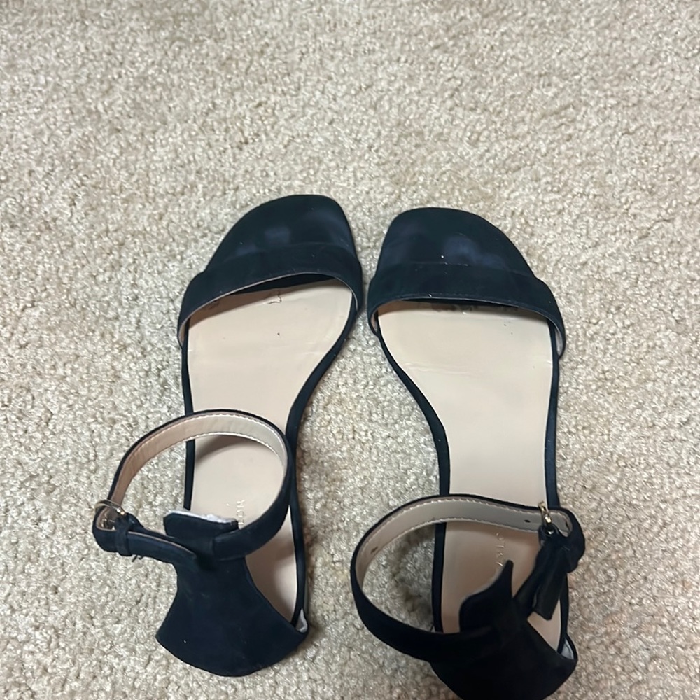 Women’s Sz 6.5 Suede Flat Sandal